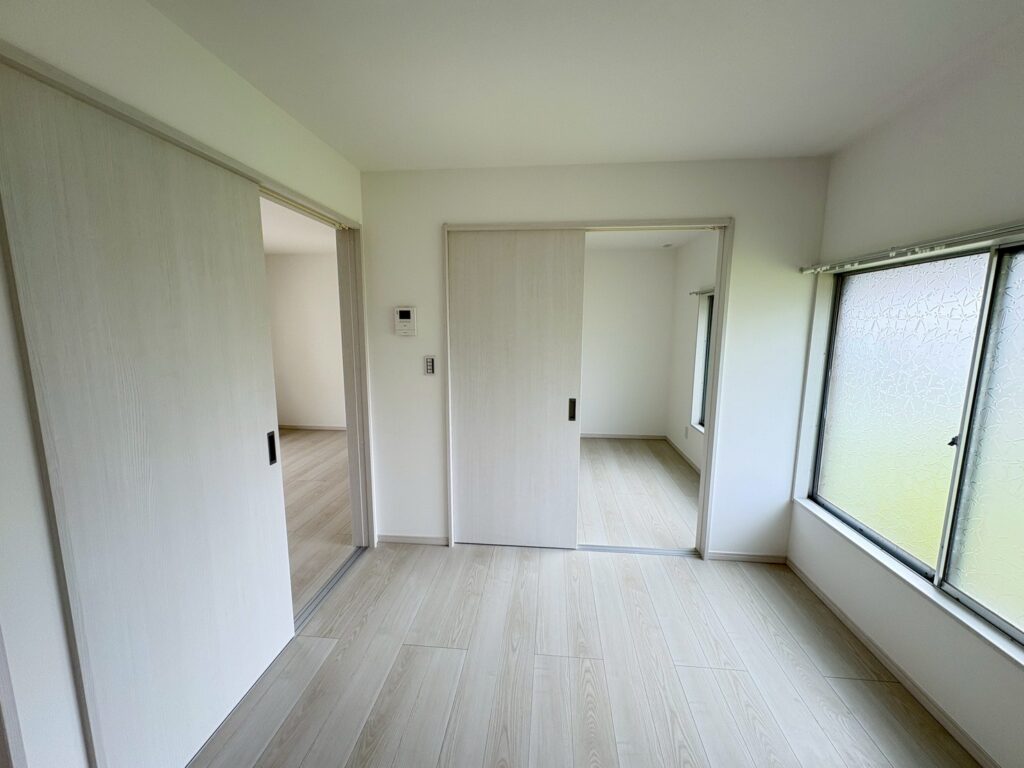 リフォーム後の室内。白を基調とした床と建具で統一された、明るく開放感のある洋室