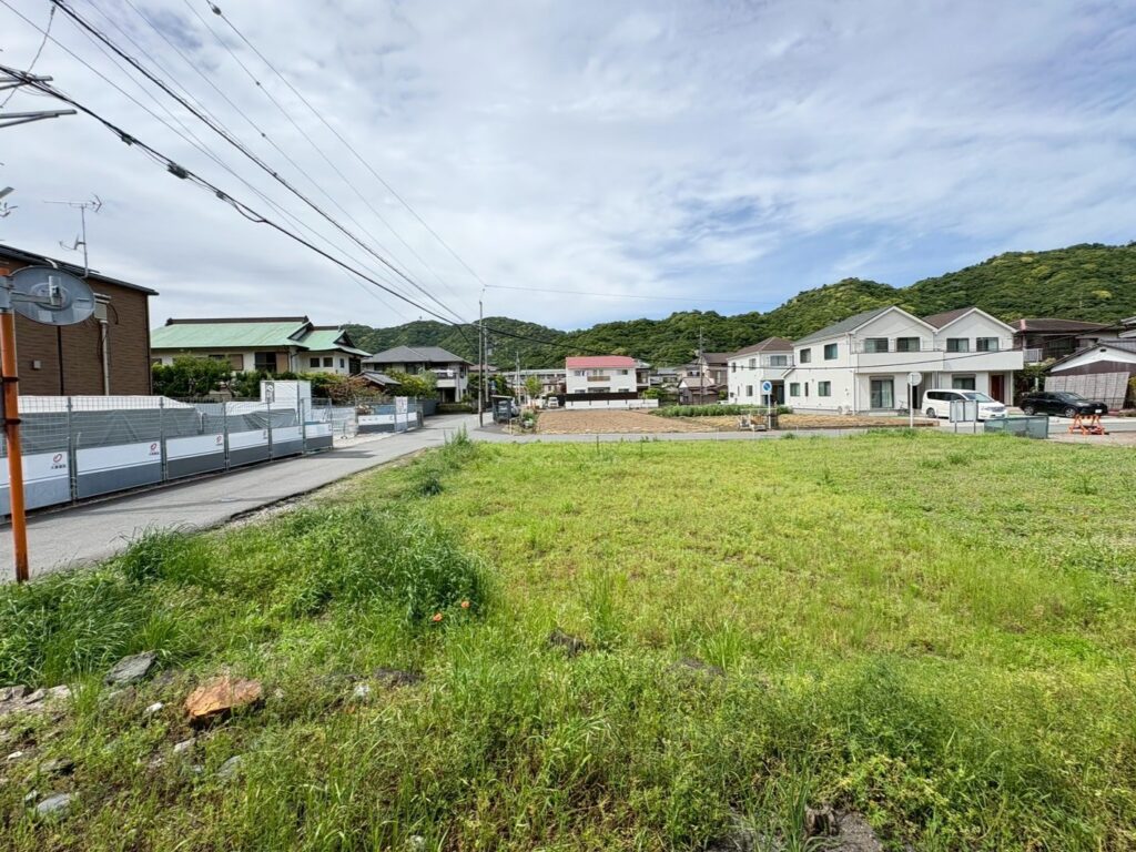 リフォーム物件に隣接する貸農園の様子。住宅街の一角に広がる緑地で、家庭菜園として利用可能
